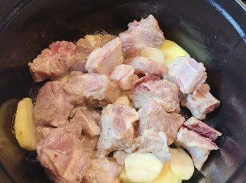 step4: 加入腩排略炒。