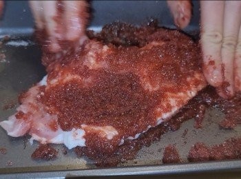 step6: 放入叉燒肉，把醃料均匀塗抹全塊，醃最少1小時，不要超過24小時(如太久醬汁變水)