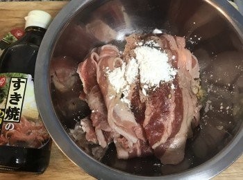 step2: 肉片用燒肉醬汁、黑胡椒粉和玉米粉抓醃ㄧ下。