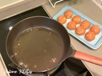 step10: 下油開鍋，油要足夠覆蓋鍋底。