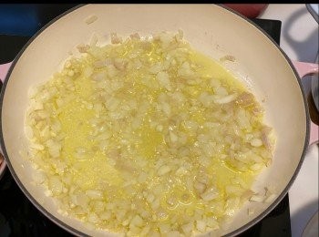 step5: 下橄欖油開鍋，放入洋蔥粒、乾蔥粒和蒜片，中火炒至洋蔥軟化呈半透明