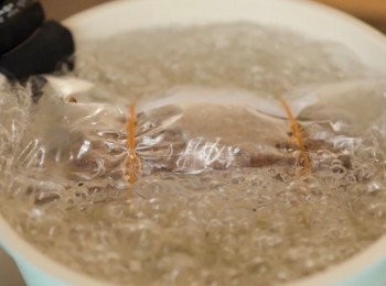 step6: 煮一鍋熱水。
當水滾的時候，把牛肉放進鍋子中。
煮1-2分鐘。

*如果您想要熟一點的話，您需要調整烹煮牛肉的時間。例如說再增加1-2分鐘。