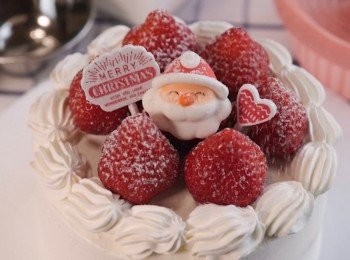 step16: 放上士多啤梨，灑上糖粉！