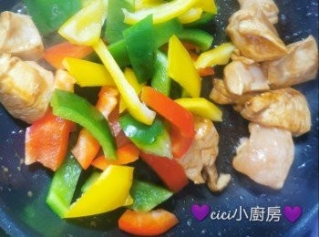 step3: 燒熱油鑊，加入<a href="https://bit.ly/3EZL8dD" target="_blank" data-keyword="雞胸" class="guide-link"><strong>雞胸</strong></a> <span style="display:inline-block;vertical-align:middle;margin-top:-3px;color:initial;border-radius:3px;padding:2px 3px;font-size:12px;line-height:14px;background:#87d300;color:#fff;">即買</span> 肉炒至金黃色，再加入三色椒快炒，即成。