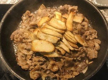 step9: 放上杏鮑菇，並倒入日式燒肉醬，適量的鹽（使用量取決於燒肉醬的鹹度）；