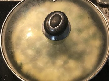 step6: 煎到週圍定型，轉小火蓋鍋蓋，慢慢烘至中間蛋液凝結，開蓋後先確保蛋沒有與鍋子沾黏，且沒有多餘的湯汁；
