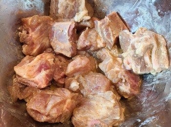 step2: 加入<span class="group_2">醃料</span>醃約1小時。