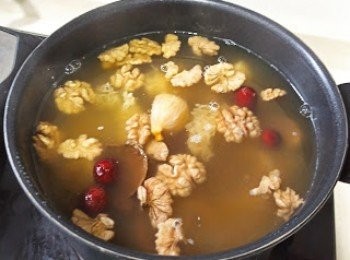 step2: 雪耳用凍水浸15分鐘、去核切件，果皮浸軟刮瓤，無花果切半，所有材料放煲，中火水滾計煲2小時熄火