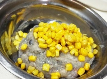 step4: 再倒入兩匙粟粉及少許鹽混合一起，再倒入粟米混合備用