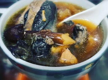 step1: 先開椰皇取水及椰肉放入煲內，將預先浸過的干貝/王貝水，蓮子南北杏，薑片，冬菇掟一拼放入煲內先開火煲滾