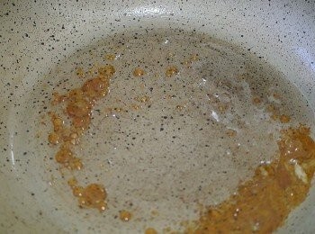 step2: 將蒜頭拍扁 -> 大火熱鍋, 落油 -> 熱鍋後轉中細火, 放入冰糖炒融