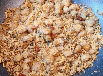 step8: 最後加入已氣炸好的雞軟骨炒至勻和便可上碟。