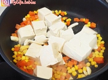 step5: 中火下油起鑊，所有材料倒入炒一炒