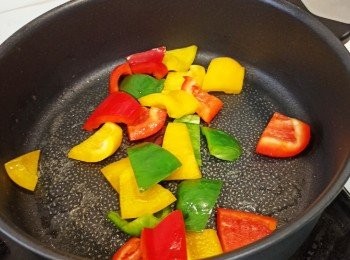 step5: 中火下油起鑊倒入三色椒炒2分鐘拿起