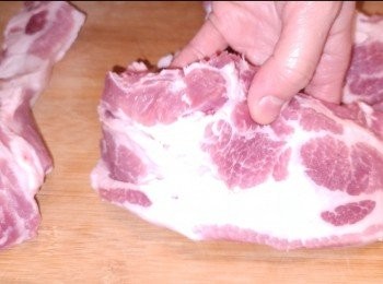 step2: 切開叉燒或梅頭肉大概1cm厚,6cm濶,將叉燒肉放入冰水去血水，大概2-4小時放雪櫃(冇時間可省略)
或用清水洗淨，用厨紙抹乾，待用