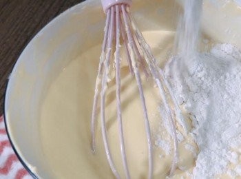 step3: 將淡忌廉和低筋麵粉加入粉漿中，把它拌勻至沒有粉粒。