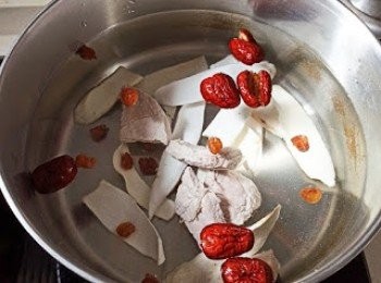 step3: 煲放適量水後大火煲滾，再將全部材料放入