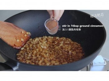 step6: 將20g牛油溶化後加入3湯匙黃糖,煮到變焦糖化就可加入蘋果粒煎煮1-2分鐘, 加入1湯匙肉桂粉炒勻