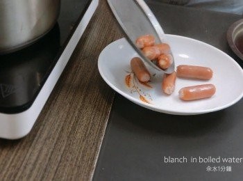 step5: 把芝士腸放入鍋中汆水1分鍾，備用。