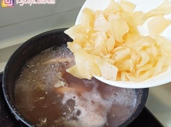 step6: 開大火煲至滾起後轉小火煲30分鐘，倒入花膠繼續煲30分鐘