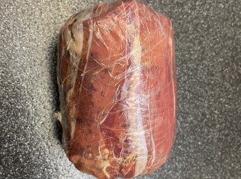 step5: 保鮮紙包裹牛柳後，放入雪櫃冷藏15分鐘。