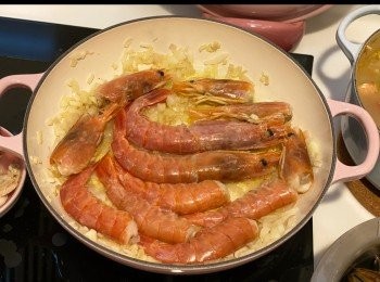 step6: 加入蝦頭蝦身炒香，蝦身兩邊煎熟後取出備用，蝦頭按壓擠出蝦膏，中火繼續炒香，取出蝦頭