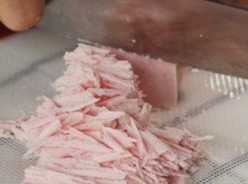 step9: //這個步驟是自選的//
把士多啤梨朱古力切碎，加熱熔化。