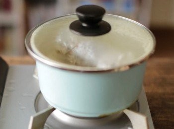 step7: 然後熄火。
蓋上鍋蓋。靜止放置20-25分鐘。

時間到了，馬上把牛肉從鍋中拿出，放在室温中讓牛肉休息一下。

*注意：一定要計算好時間。
*時間的長短，會直接影響牛肉熟透程度。