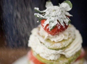 step14: 最後灑上糖粉。完成！