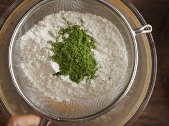 step3: 低筋麵粉+泡打粉+ 抹茶粉過篩。
攪拌均勻。