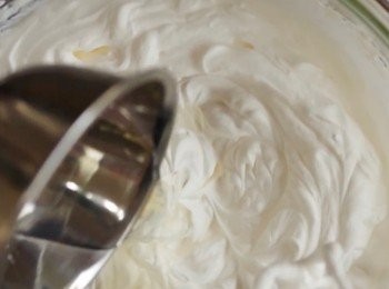 step10: 成順滑的<span class="group_2">忌廉</span>狀以後，加入魚膠粉和水的混合物。快速打發並攪拌均勻。

*記得魚膠粉和水預先均勻混合以後，才加進去<span class="group_2">忌廉</span>之中。
*如果您使用的是(Heavy cream ) 重<span class="group_2">忌廉</span>（高脂肪，脂肪高於38％並不需要添加魚膠粉混合物）