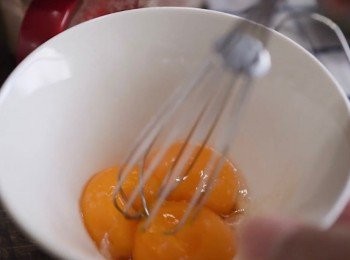 step2: 在蛋黃的碗中，加入鹽和雲呢拿香油。
然後攪拌混合。打發成蛋黃溶液。
然後放旁邊。