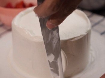 step14: 蛋糕外型整體抹上<span class="group_2">忌廉</span>。