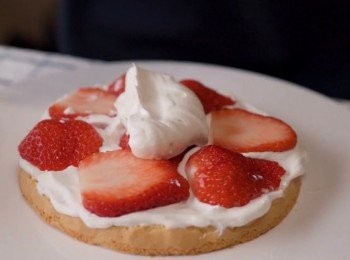 step13: 可以開始裝飾蛋糕了！
一片蛋糕上抹上<span class="group_2">忌廉</span>，
然後鋪上士多啤梨，再抹上<span class="group_2">忌廉</span>，
再蓋上蛋糕（然後重複）