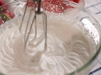 step12: 製作<span class="group_2">忌廉</span>。
鮮<span class="group_2">忌廉</span> +糖+一點雲呢拿香油
用電動打蛋器打發混合。