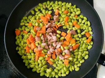 step4: 中火下油起鑊倒入毛豆，紅蘿蔔及肉粒炒2分鐘