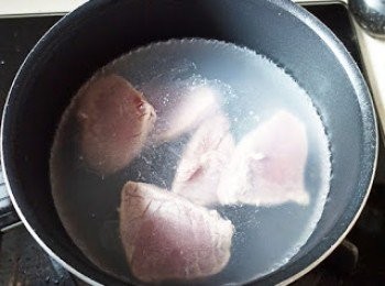 step2: 洗淨所有材料，<a href="https://bit.ly/3ANJVUp" target="_blank" data-keyword="豬展" class="guide-link"><strong>豬展</strong></a> <span style="display:inline-block;vertical-align:middle;margin-top:-3px;color:initial;border-radius:3px;padding:2px 3px;font-size:12px;line-height:14px;background:#87d300;color:#fff;">即買</span> 先汆水備用