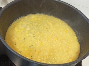 step4: 中火倒入粟米湯及加入半碗水，煮滾後拿起
