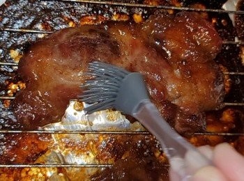 step11: 15分鐘後,將叉燒塗上麥芽糖水,190℃(380℉) 焗10分鐘,期間反一次，再塗麥芽糖水。即成

▶全程50-55分鐘