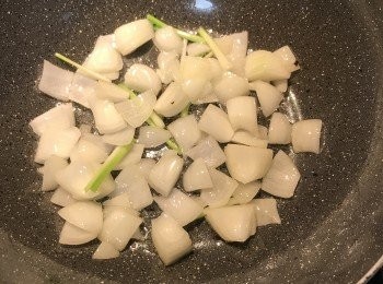 step8: 炒鍋燒熱後加入少許油，放入洋蔥和蔥白炒香，