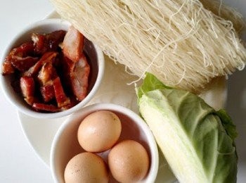 step1: 先準備好材料及調味：豉油、鹽及糖適量