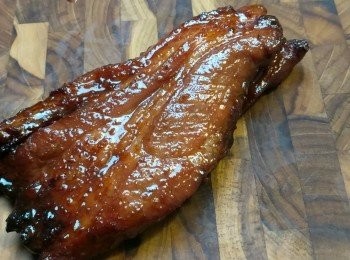 step1: 將所有調味料和肉撈勻醃制上一晚。180℃氣炸15分鐘，擦上蜜糖再氣炸5分鐘就可以了。詳細做法可以看影片。