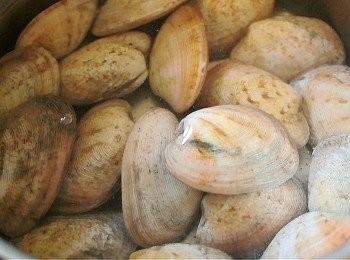step2: 整醬汁, 將生粉, 米酒, 蠔油, 生抽, 老抽, 糖, 100ML水攪勻