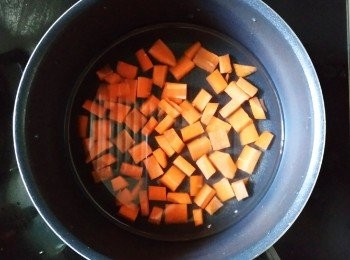 step2: 鹽水豆腐同紅蘿蔔切粒備用，煲水水滾後倒入紅蘿蔔煮3分鐘拿起