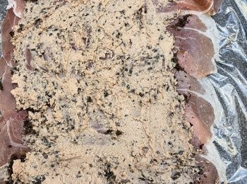 step3: 工作枱鋪上保養紙，巴馬火腿部分重疊火腿，伸延足夠捲起牛柳。巴馬火腿塗上黑松露醬，再塗上<a href="https://bit.ly/3og98Sl" target="_blank" data-keyword="鵝肝" class="guide-link"><strong>鵝肝</strong></a> <span style="display:inline-block;vertical-align:middle;margin-top:-3px;color:initial;border-radius:3px;padding:2px 3px;font-size:12px;line-height:14px;background:#87d300;color:#fff;">即買</span> 醬，四邊留少許位置免塗。