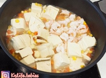 step6: 倒入適量豉油糖鹽，粟粉及水混合，再煮兩分鐘搞掂啦