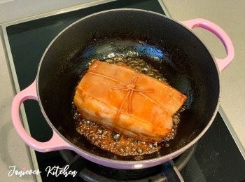 step4: 冰糖溶化及變焦糖色後，放入五花腩並煎香每一面。