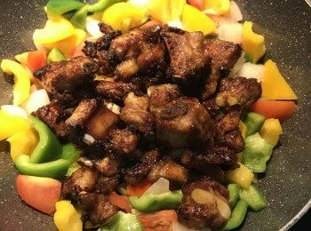 step11: 放入煎好的排骨，