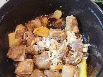 step5: 之後先加入辣椒粒、椰糖煮溶。再加入香茅碎略炒和魚露。