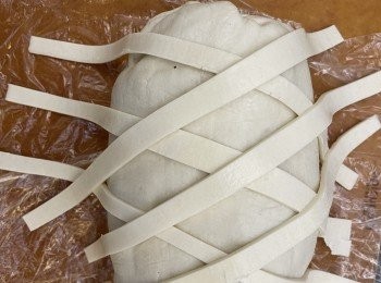 step7: 保鮮紙包裹後放入雪櫃冷藏30分鐘
雪櫃取出牛柳，酥皮掃上蛋液，可利用刀𠝹出花紋或酥皮切出六條細條，在掃蛋液前鋪上酥皮面，砌出花紋，之後再掃蛋液